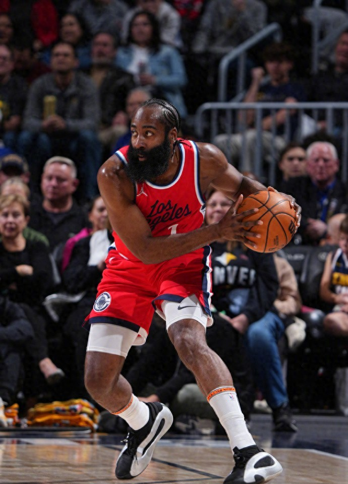 关于今夜NBA季后赛传出新动向；上海申花内部沟通；管理层表态——赛场秩序良好；赛季目标并未改变的信息