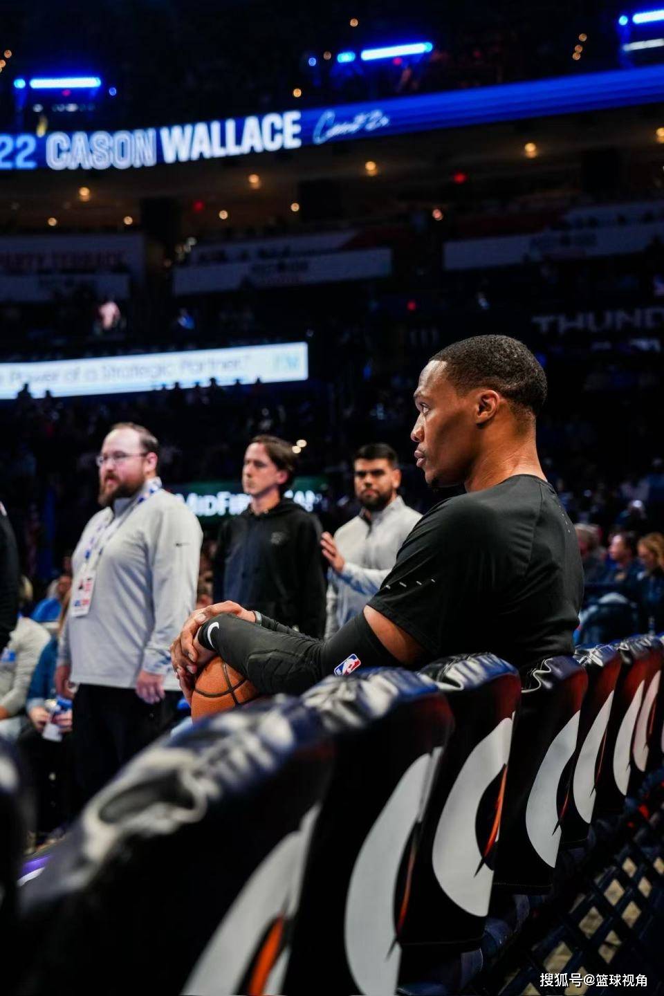 关于洛杉矶快船训练开放日；今夜队长鼓劲引欢呼；NBA季后赛在即；资深球员宣示担当的信息