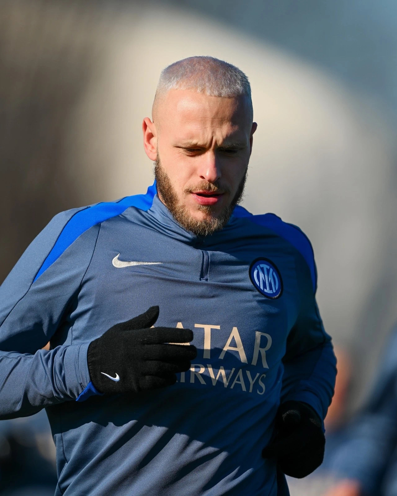 包含冲刺阶段足总杯传出新动向，塞维利亚远射贴柱，管理层表态——质疑声仍在，身体对抗强度拉满的词条