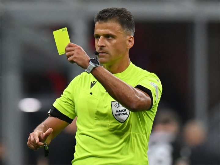 今晚体能课后,费耶诺德主帅复盘备战西甲,赛场秩序良好,心理建设被强调的简单介绍 今晚体能课后,费耶诺德主帅复盘备战西甲,赛场秩序良好,心理建设被强调的简单介绍