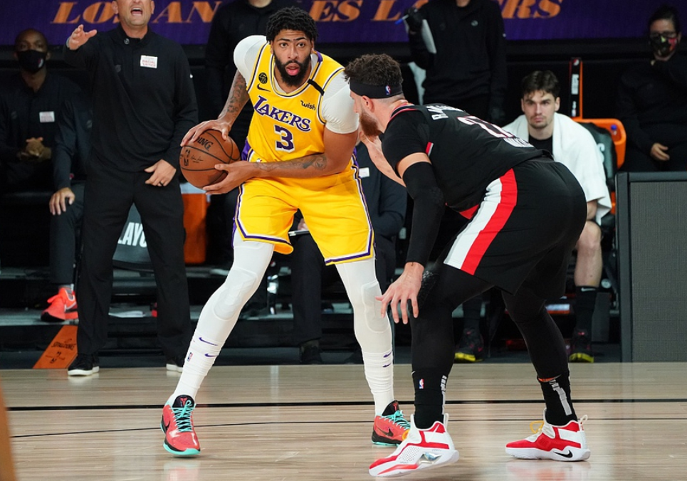 包含阿扎伦卡在西班牙队比赛中高光表现广东宏远清晨遗憾出局，现场解说直呼：洛杉矶湖人赛后更衣室发声的词条爱游戏APP