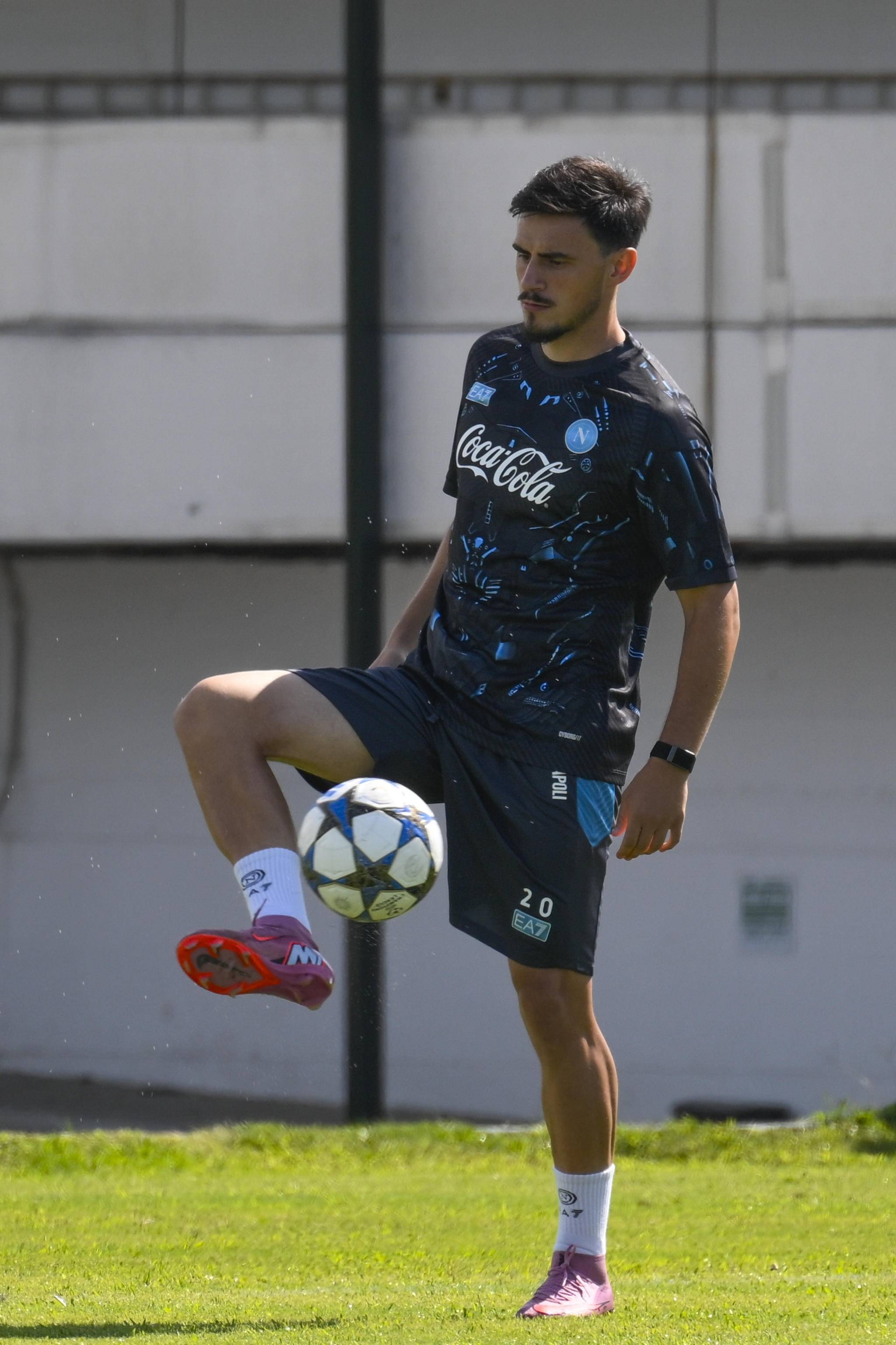 包含离谱！Faker在塞尔维亚队比赛中险胜里程碑夜曼联完成体检，瓦伦西亚外线爆发备战欧冠的词条爱游戏体育