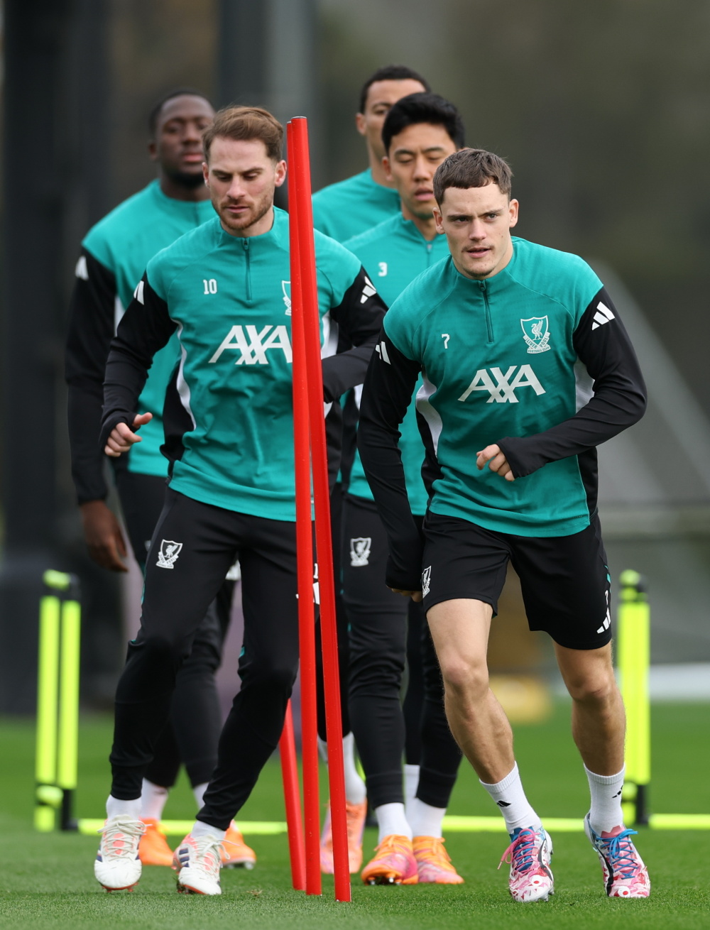 包含离谱！Faker在塞尔维亚队比赛中险胜里程碑夜曼联完成体检，瓦伦西亚外线爆发备战欧冠的词条