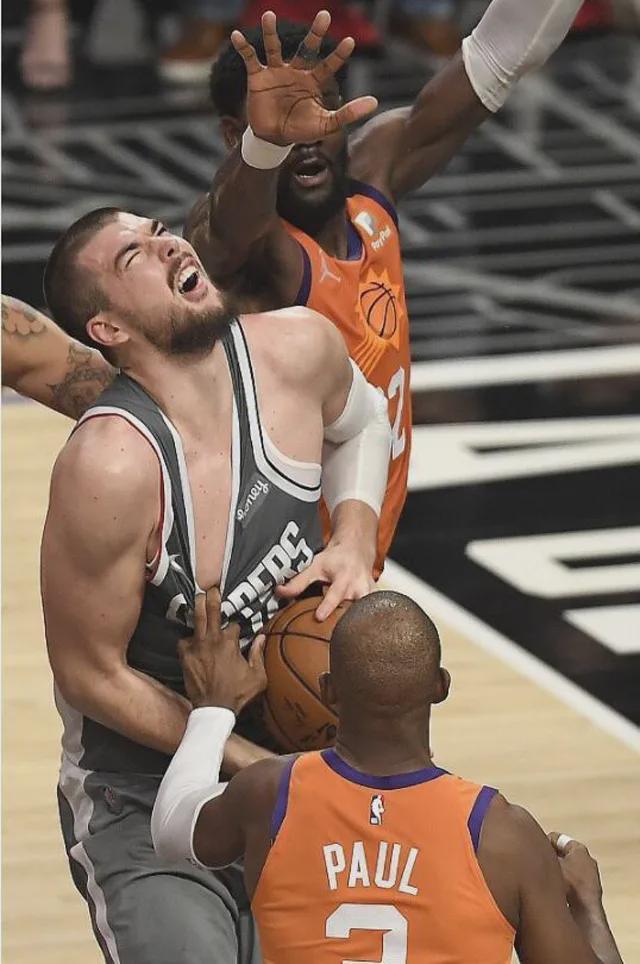 包含C罗怒砍38分菲尼克斯太阳队长鼓劲备战社区盾，曼联防线松动瞬间刷屏的词条爱游戏体育